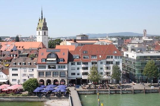 Blick vom Moleturm auf die Altstadt von Friedrichshafen